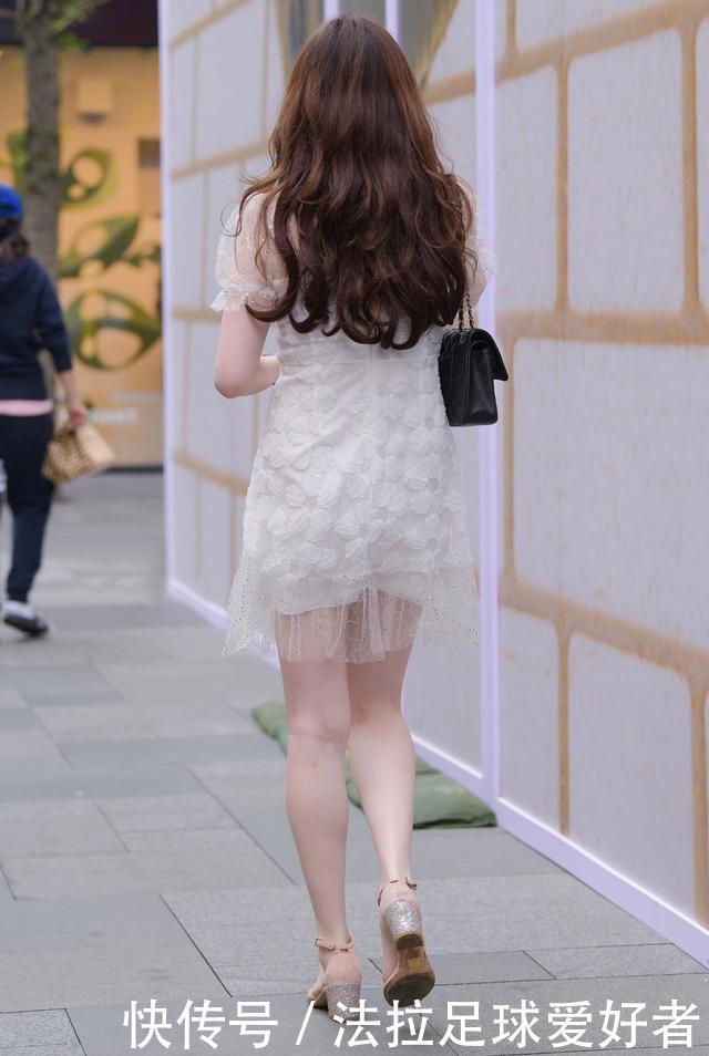 肤白貌美的小姐姐，穿白色连衣裙搭配高跟凉鞋，更显成熟美