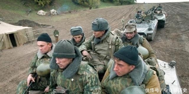 伞兵|俄军90名伞兵血战2500名叛军,84人阵亡6人重伤,普京下跪献花