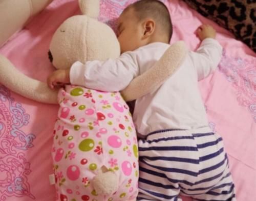 宝妈|“抱着睡得香，放下立刻醒”，许多宝妈无法应对，快看看这么做