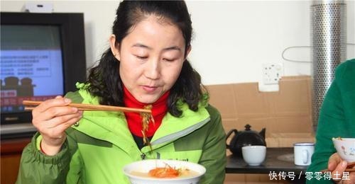 在甘肃天水,一到冬天,馓饭就成了人们饭桌上每天雷打不动的主食