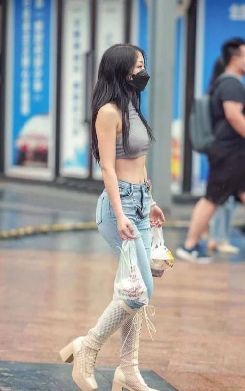 紧身牛仔裤 紧身牛仔裤,搭配网眼高筒靴,即显身材又有气质!