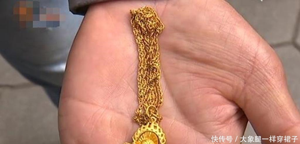 发黑|女子收到老公送的金项链, 戴了几天金子发黑, 店长 你弄脏了!