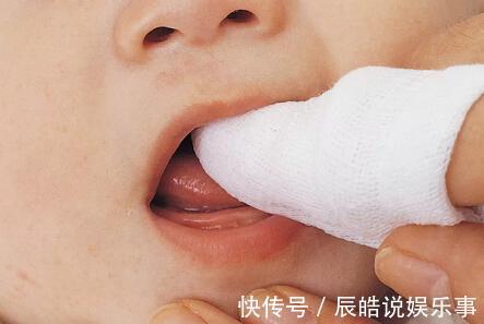 发育|这些征兆说明宝宝要长牙了,爸妈这样帮宝宝长出整齐洁白的牙齿!