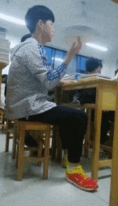 |搞笑GIF:今天视察老婆工作,我只能薅你的头发了