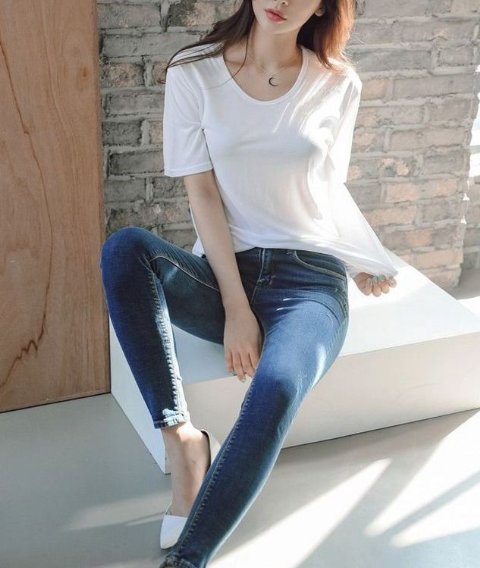 街拍美女黑色短款皮夹克,搭配高腰的黑色牛仔裤,时尚有个性