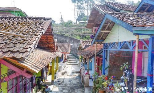 印尼爪哇岛|实拍印尼爪哇岛当地村落，贫富差距大，一半住茅草屋，一半住洋楼