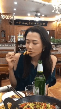 |搞笑GIF：女司机能有多可怕，天生一对，不愧是好闺蜜，连智商都一样！