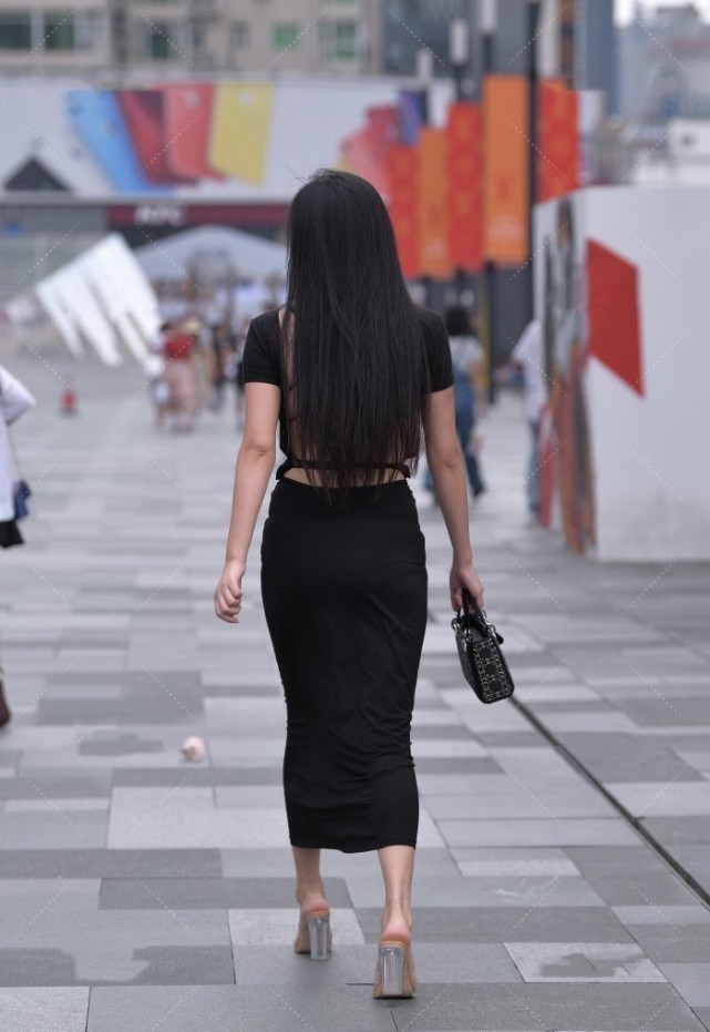 气场感 黑色上衣搭配包臀裙低调逛街,潮流穿搭不怕热,姐姐气场感十足