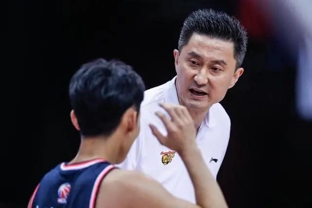 徐杰|徐杰飞奔5米救球,为什么被杜锋劈头盖脸训斥?这就是严师出高徒