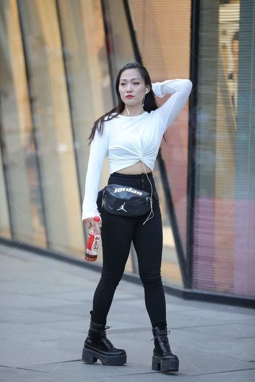 姑娘们 爱美的姑娘们,在选择针织长裙时,一定不能错过浅色系的