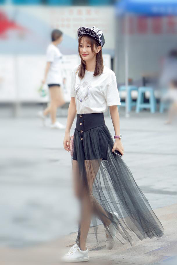 清秀|街拍:长相清秀的美女,穿搭端庄,有些个性