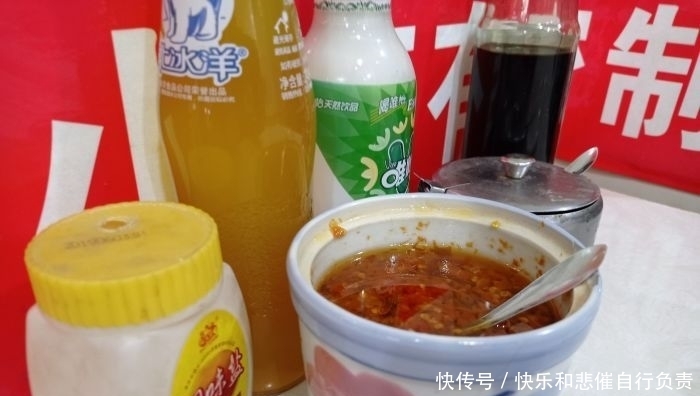 重庆工人村里的小店,36年只卖一碗抄手,6元1两配剁辣椒简直绝了