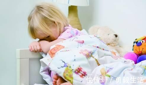 撞见|爸爸为什么趴在妈妈身上两位父母的不同做法,对孩子影响差别大