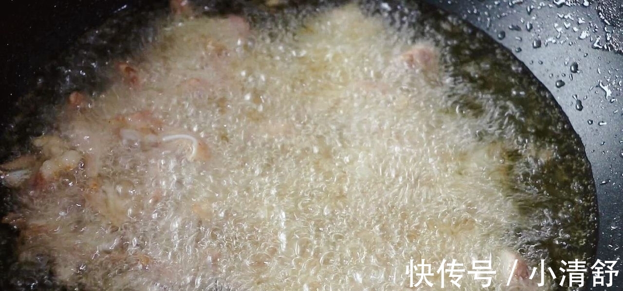 大蒜头|一盘大蒜,2块猪脆骨,先炸后炒,简单两步就能搞定,好吃不难做