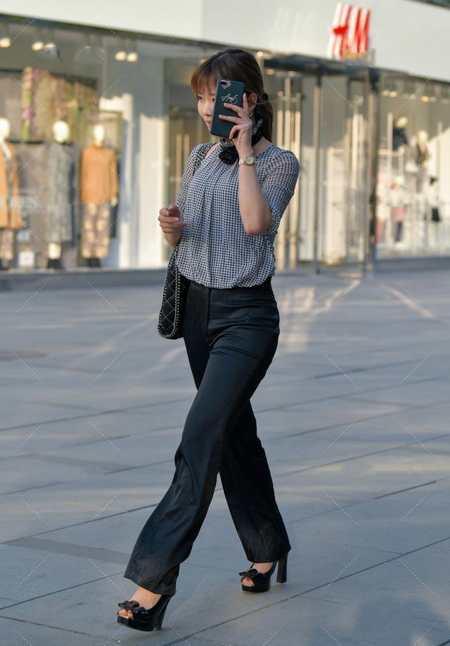 高跟鞋|时尚浅蓝格子衬衫，搭配高腰牛仔长裤，洋气时髦又百搭