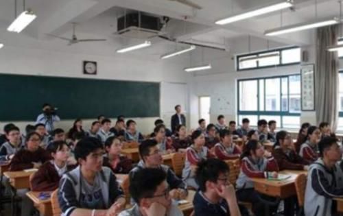 大学生|“高中生”和“大学生”的区别，4张图通俗易懂，既无奈又现实