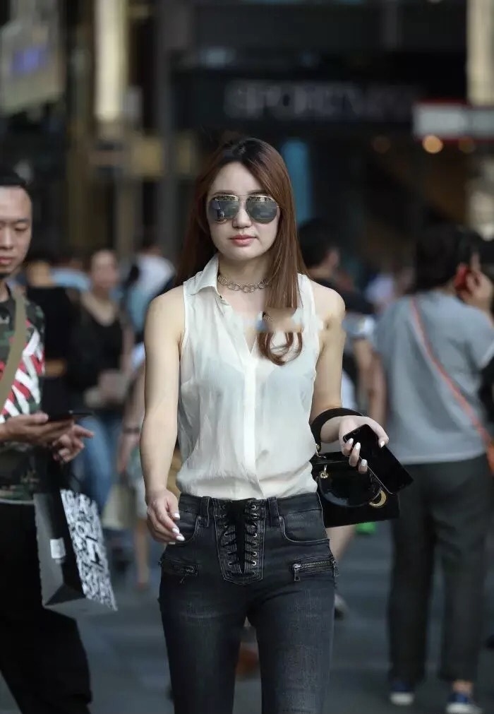 喇叭|北方有佳人,绝世而独立,无袖衬背心配喇叭牛仔裤的个性独立穿搭