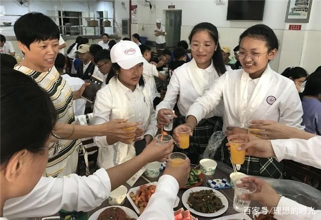 王一娜|大学生“生活费”最新出炉，父母心中要有数，看看你家娃在哪一级