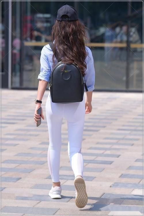 蓝色条纹衬衣搭配纯白色健美裤，清爽甜美