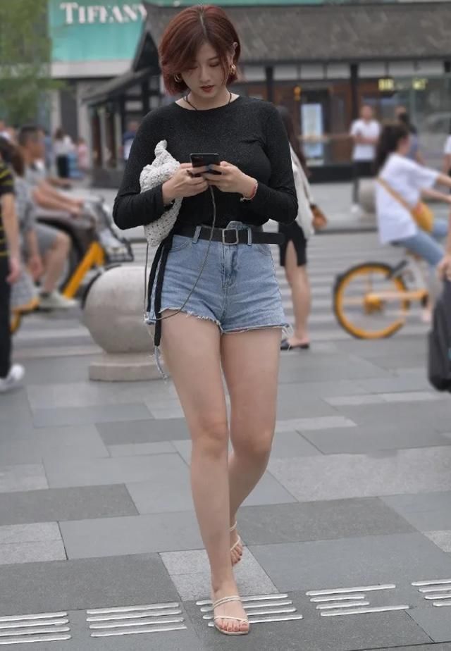 破烂|黑色长袖圆领T恤,搭配“破烂”款牛仔裤,穿出优雅女生的时尚美