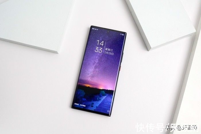 努比亚Z40Pro|努比亚Z40 Pro星际黑图赏：舒适轮廓，星光美学