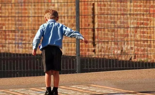 做错事|孩子做错事第一反应是骂李玫瑾教授指出,正确做法是假装不知道