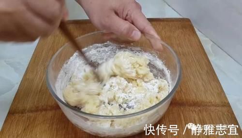 我家面粉就爱这样吃，加2个鸡蛋，焦脆香酥不油腻，吃过就念念不忘