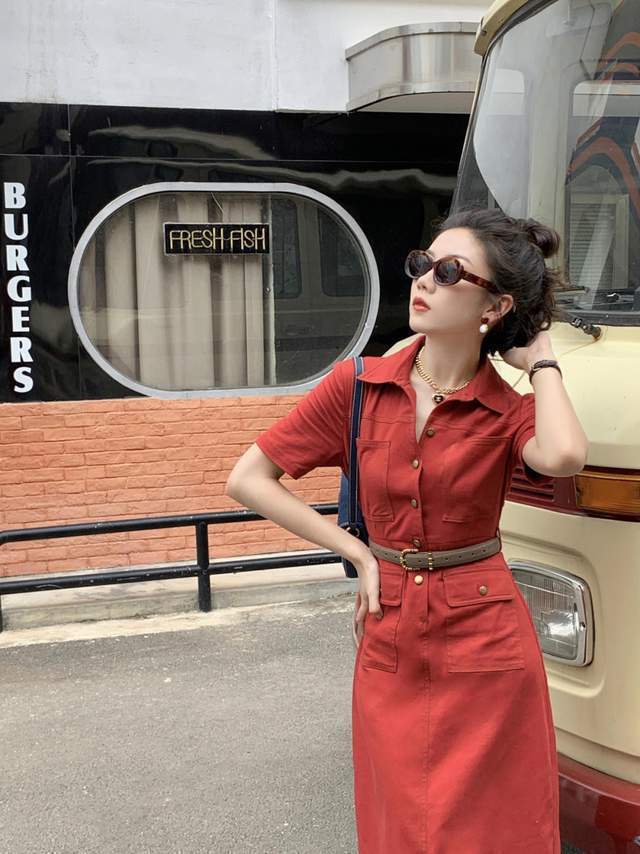 翻领|秋天怎样穿才有气色?身穿一件红色翻领连衣裙,穿上身复古又显白