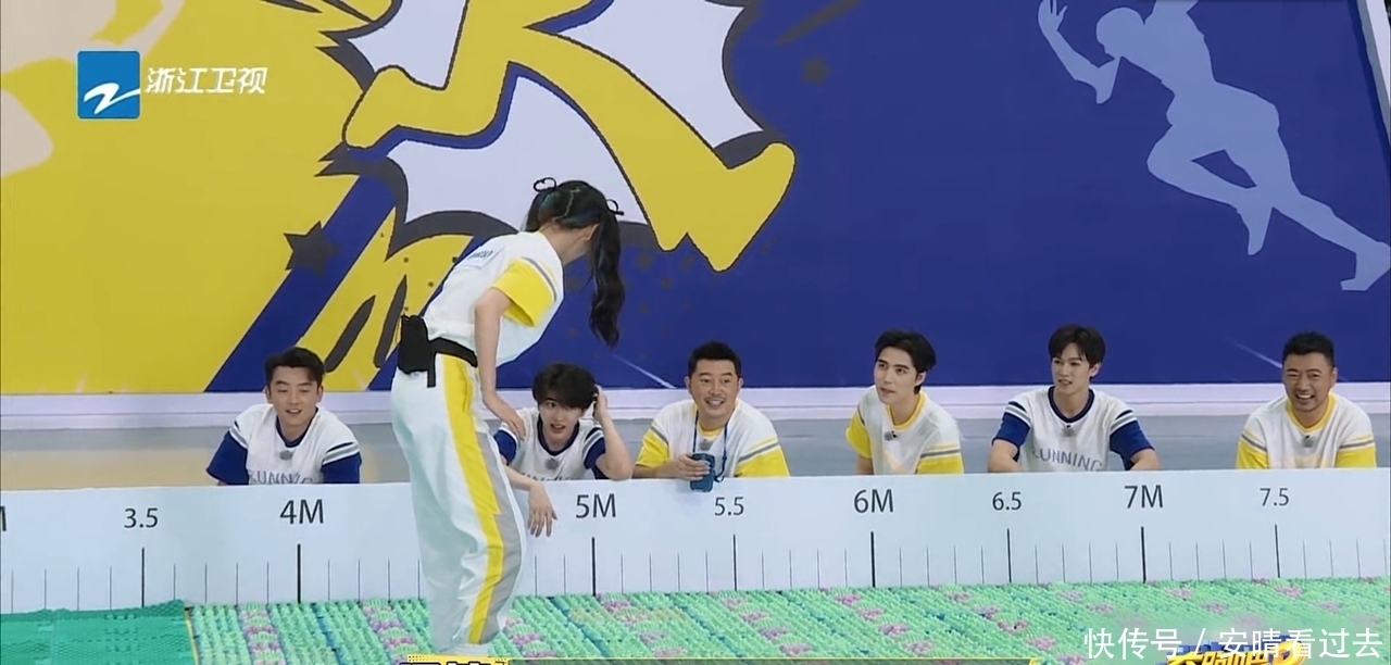 难色|《奔跑吧》杨颖玩弹射飞椅不愿下水,全场面露难色,身体不适?