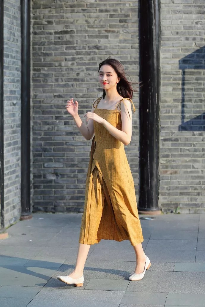 高跟鞋搭配出街，塑造女性都市般的时尚