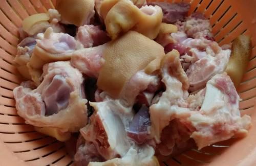  红烧猪蹄怎么做才香？做好“4步”，猪蹄香软无腥，红亮诱人