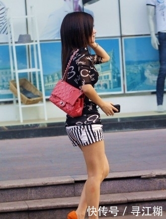 热裤|街拍:上街偶遇的两个热裤美女,尽显时尚靓丽气质