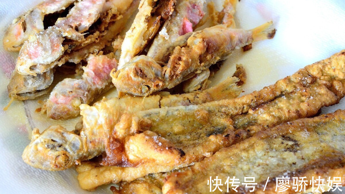 炸小鱼不能只会裹面粉,多加1步,就算放上一天,依旧美味又好吃