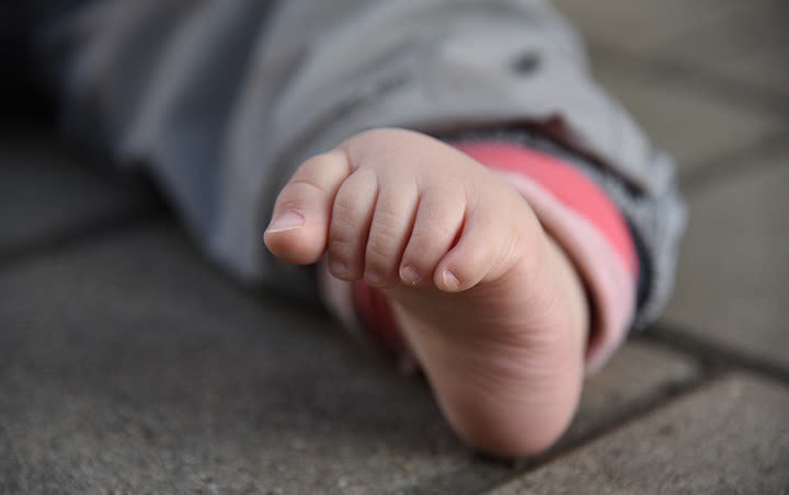 宝宝不穿鞋总爱光脚满地跑，父母该不该管？先看看这些好处再说