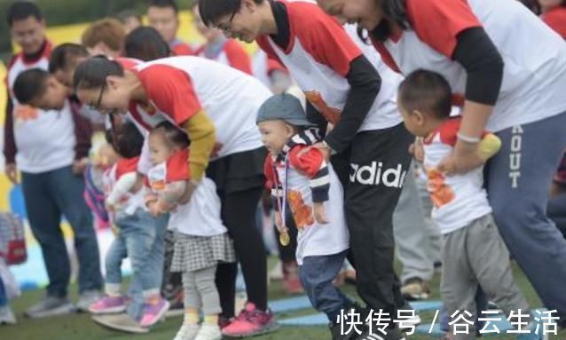 90后|90后辣妈给儿子开家长会,却因穿着惹争议,孩子尴尬抬不起头