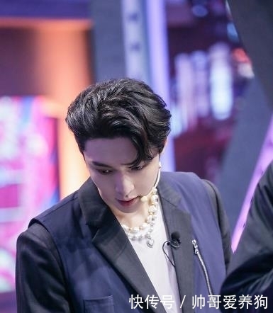 张艺兴被向往节目组挖坑,镜头对着他的脚,缺点曝光