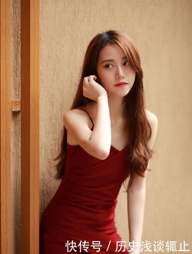 紧身|小姐姐一袭吊带紧身连衣裙，身姿妖娆耐看，这样的穿搭特显身材