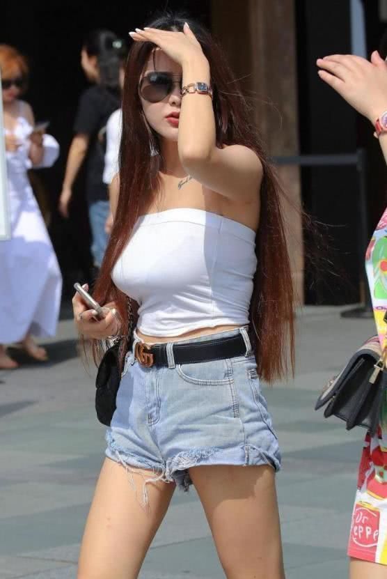 小姐姐|时尚街拍紧身白色抹胸搭配牛仔短裤,青春而有活力,窈窕而性感