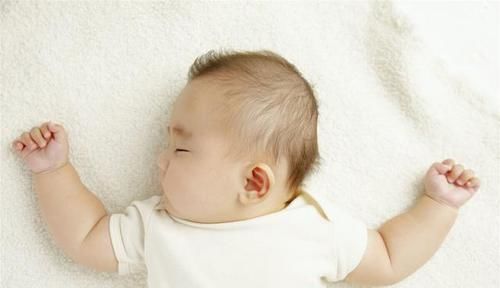 胳膊|宝宝坚持“举手”睡觉是何原因？懂了这三点，就不会无谓担心了