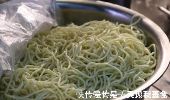 做凉面，煮熟后不要泡冷水，学会2招，面条爽滑筋道，又香又入味