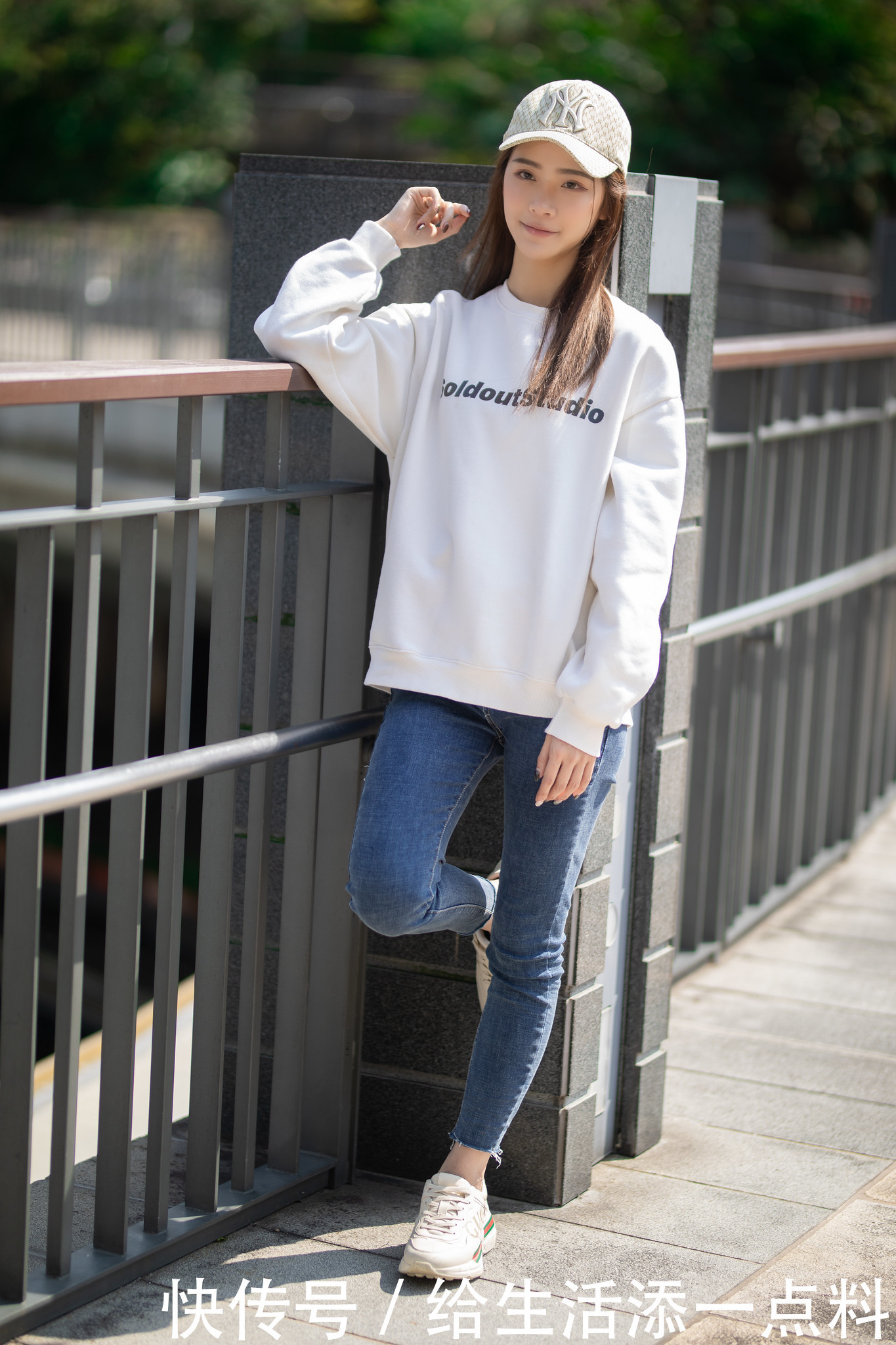 街拍：美女牛仔裤+卫衣时尚又减龄，好气质自带高级感