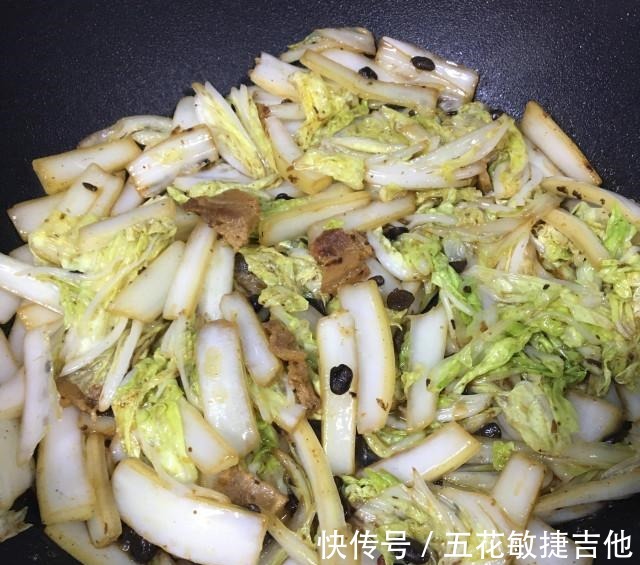 豆豉油渣炒白菜,咸香下饭,简单快手菜~!