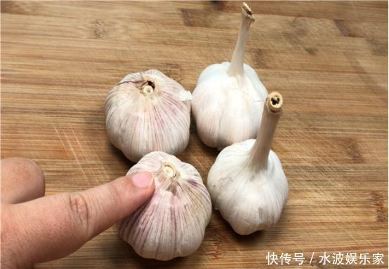 原来大蒜身上有个“小机关”,轻轻一捏,蒜皮就能轻松脱落,实用