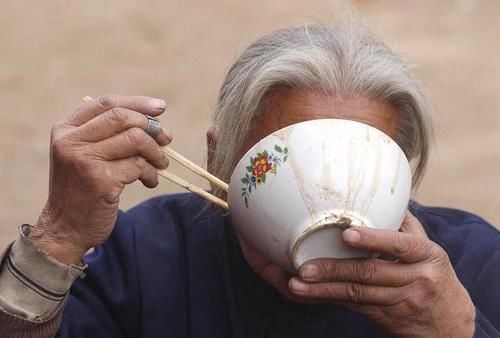 血液粘稠|血液稠不稠不用去医院,看身上这两个处一目了然,老年人莫轻视