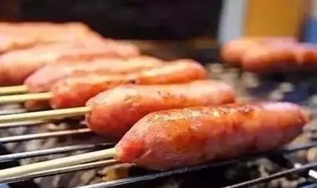 红曲|街边2元一根的烤肠里究竟是啥?看完惊掉下巴!