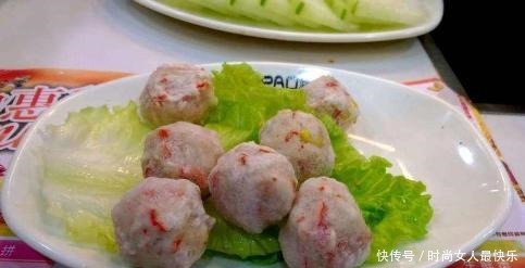 吃火锅时,肉下面为什么要垫一片生菜服务员并不只是为了美观