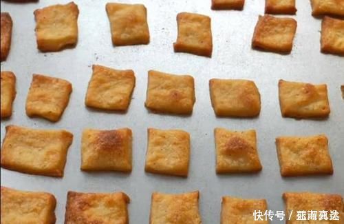 一个土豆,一碗面,简单一做,咬一口嘎嘣脆,做一次能吃半月不坏