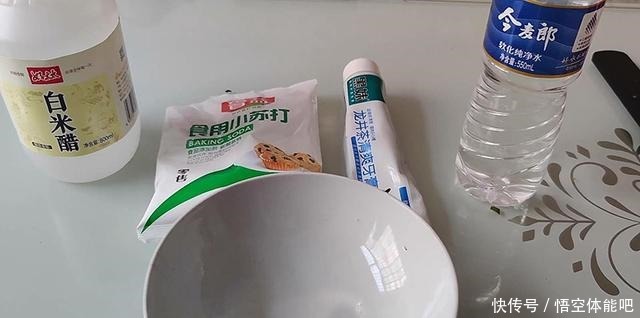 冰箱脏了别用清水擦，教你1个诀窍，污渍细菌3分钟都去除！