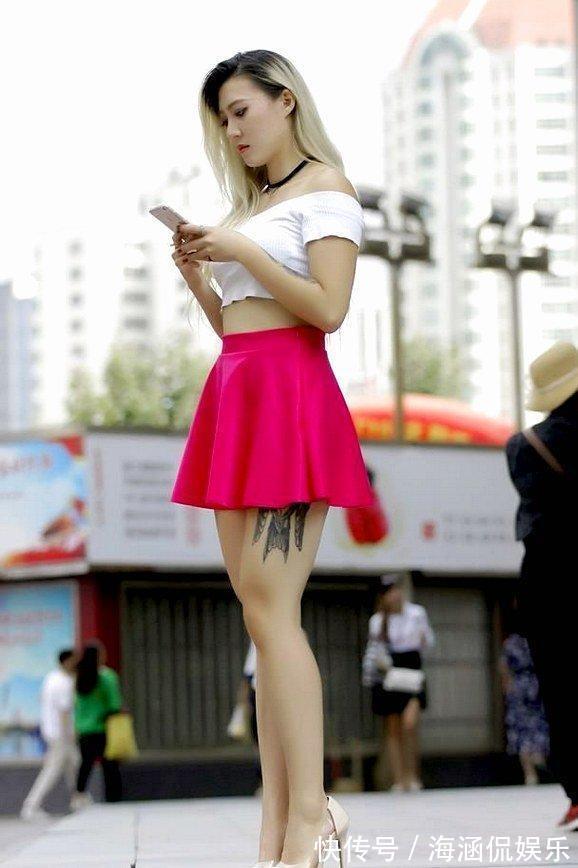 玫红色|玫红色短裙配一字肩,清爽简约又显大长腿,尽显潮流女生个性的美