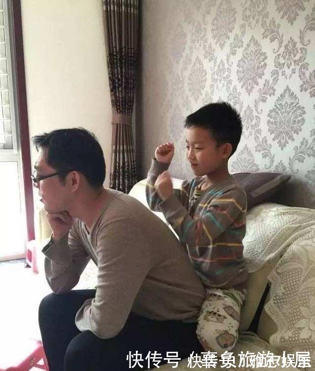 搓澡|儿子想给爸爸搓澡却被撵,看清儿子手上的“工具”,宝妈哭笑不得